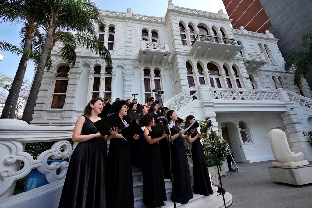 Ein Chor singt während der Wiedereröffnungsveranstaltung im Hof des Sursock-Museums.