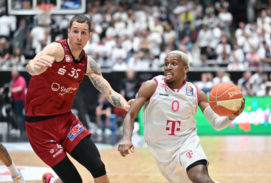 TJ Shorts (l) will mit den Telekom Baskets Bonn den Titel holen.
