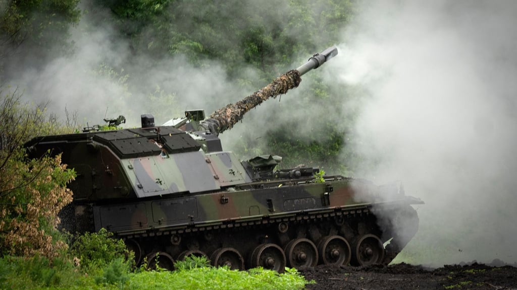 Eine deutsche Panzerhaubitze 2000 der ukrainischen Armee feuert auf russische Stellungen an der Frontlinie in der Nähe von Bachmut.
