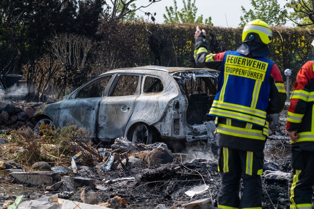 Die Feuerwehr am Brandort. Nach einer Explosion ist ein Feuer ausgebrochen und hat mehrere Häuser zerstört.
