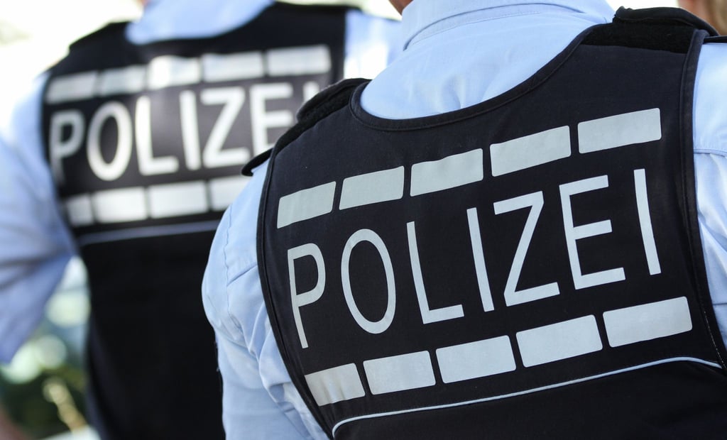 In Westen gekleidete Polizisten.