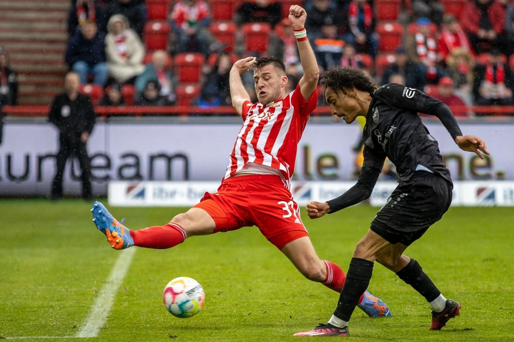 Berlins Robin Knoche (l) kämpft gegen Enzo Millot von VfB Stuttgart um den Ball.