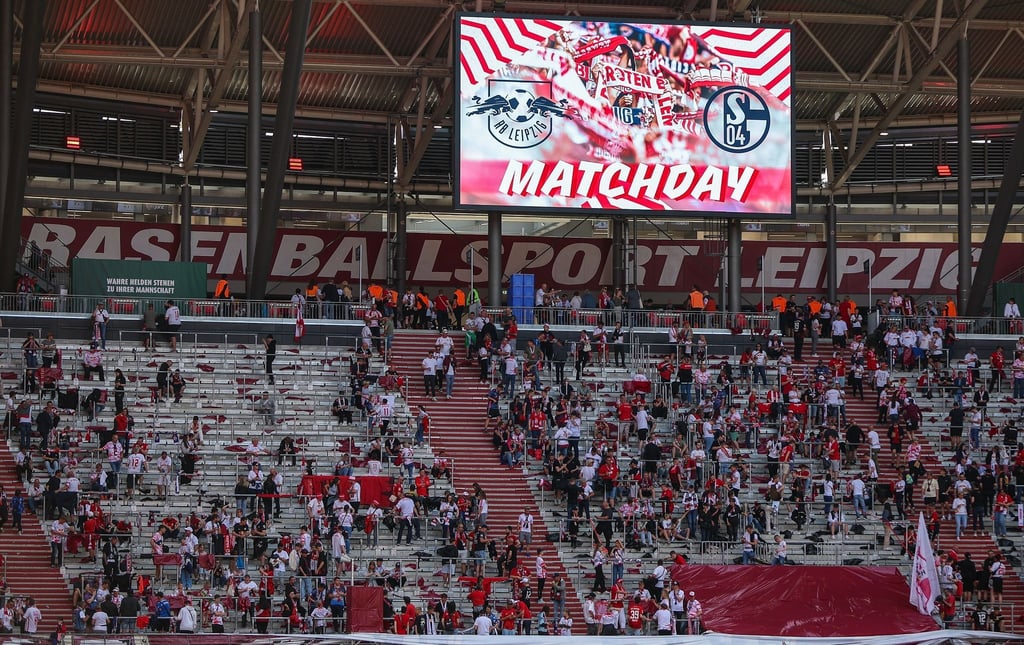 Die ersten Fans kommen ins Stadion.