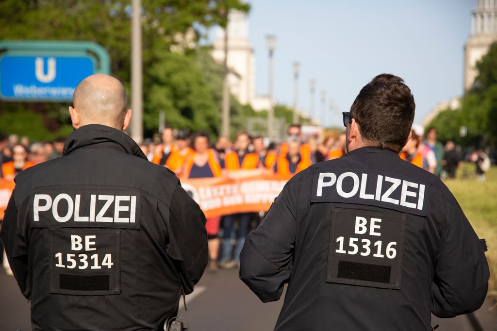 Unterstützer der Klimaaktivisten von Letzte Generation demonstrieren in Berlin gegen die Einstufung als kriminelle Vereinigung durch die Behörden.