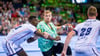 Karl Konan (l) von Montpellier und Mathias Gidsel (M) der Füchse Berlin kämpfen um den Ball.