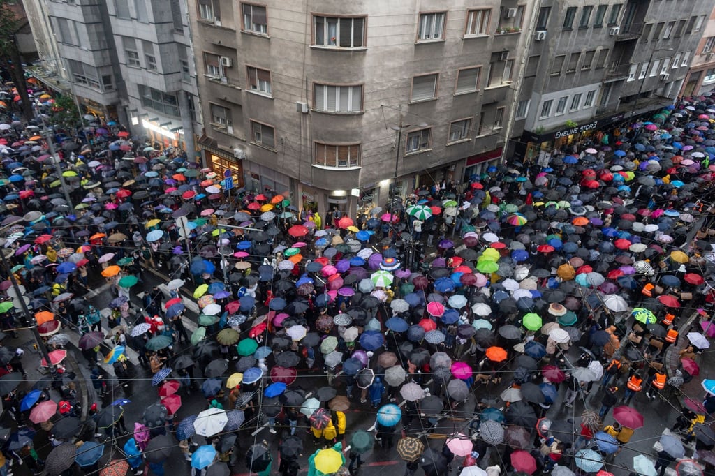 Menschen nehmen an einem von der Opposition angeführten Protest in Belgrad teil.