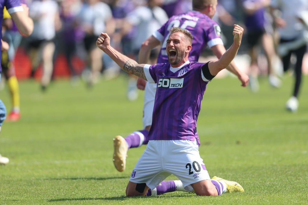 Osnabrücks Marc Heider jubelt über den Aufstieg in die 2. Liga.