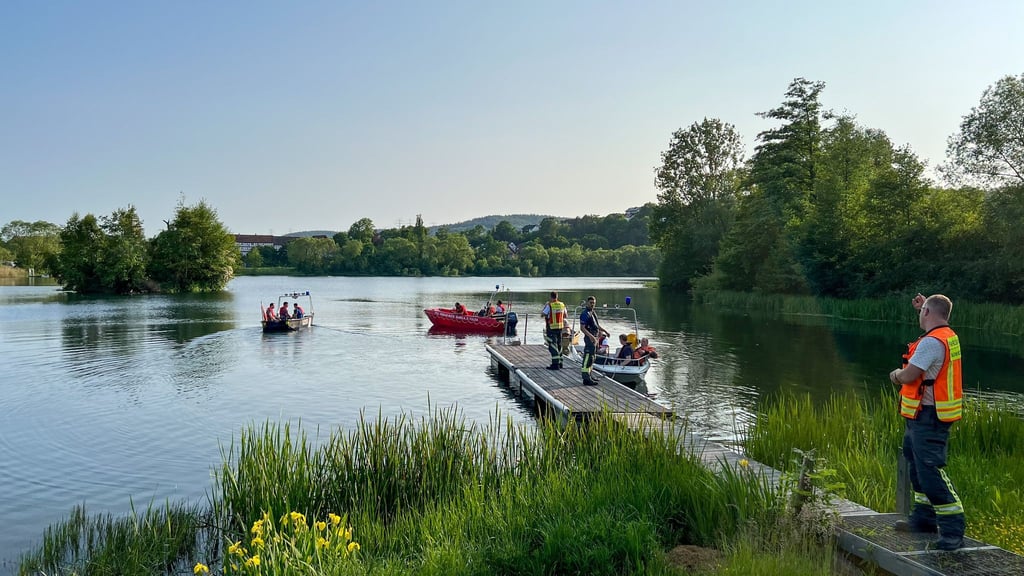 Feuerwehr und Rettungsdienste suchen am Breitenbacher See nach zwei vermissten Jugendlichen.