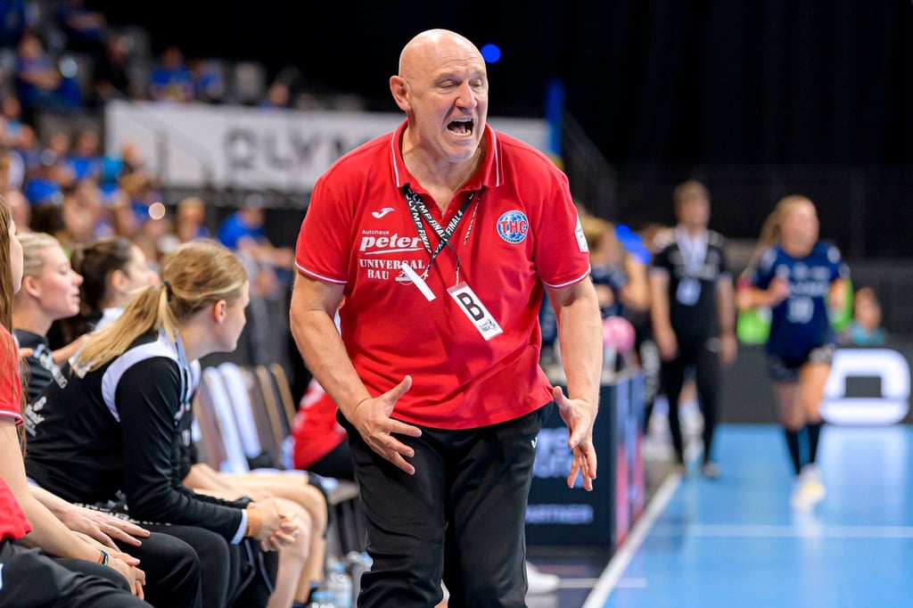 Trainer vom Thüringer HC Herbert Mülle agiert an der Seitenlinie.