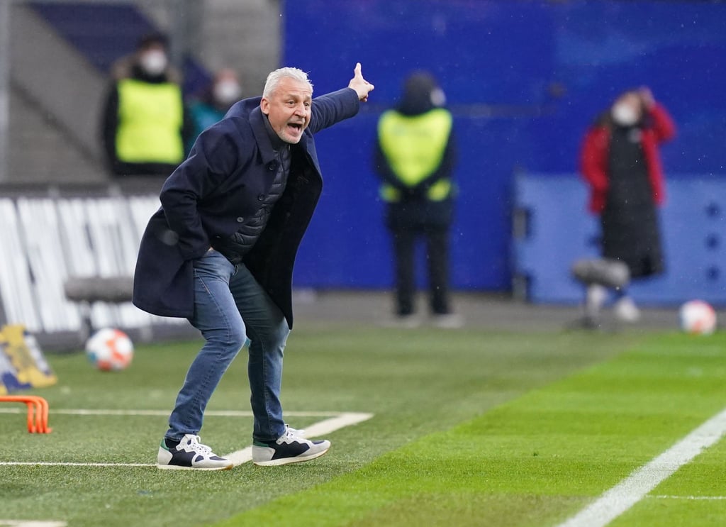 Aues Trainer Pavel Dotchev gestikuliert am Spielfeldrand.
