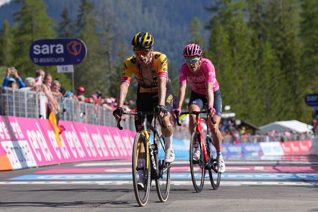 Primoz Roglic (l) aus Slowenien und Geraint Thomas aus Großbritannien in Aktion.