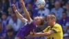 Osnabrücks Sven Köhler (l) im Kampf um den Ball mit Dortmunds Michael Eberwein (r).