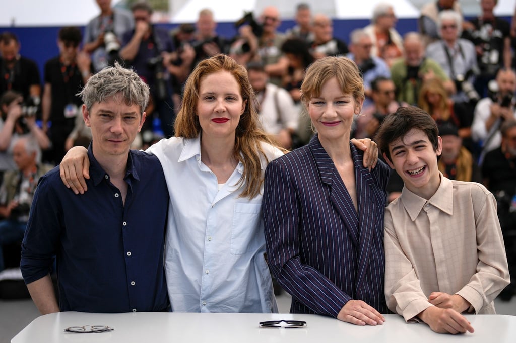 Schauspieler Swann Arlaud (l-r), Regisseurin Justine Triet, Sandra Hüller und Milo Machado Graner stellen den Film „Anatomy of a Fall“ („Anatomie d’une chute“) bei den 76. Internationalen Filmfestspielen in Cannes vor.