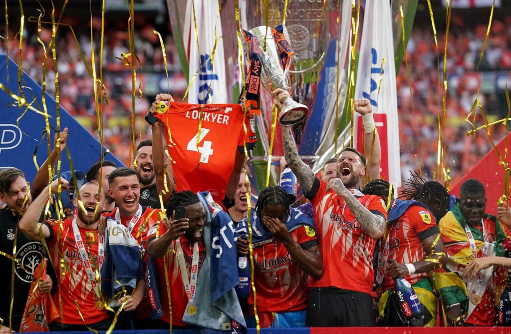 Luton Town feiert den Aufstieg im Wembley-Stadion.