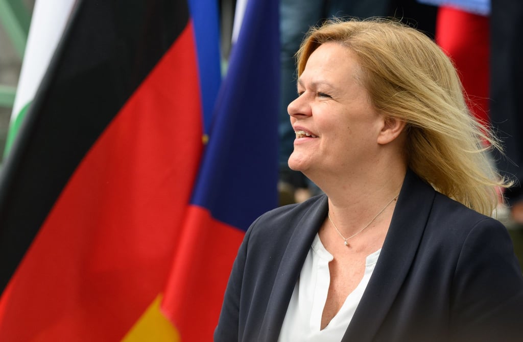 Nancy Faeser (SPD), Bundesinnenministerin, steht an der deutsch-tschechischen Grenze.