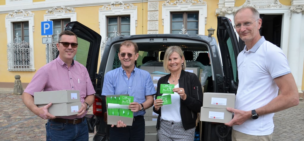 Thomas Lewerenz (2.v.l.) von der gleichnamigen Druckerei aus Coswig brachte die Lose für die 119. Zerbster Pferdemarktlotterie. Beim Ausladen halfen Marco Paul (l.) nd Andrea Solbrig vom ausrichtenden Verkehrsverein und Bürgermeister Andreas Dittmann.