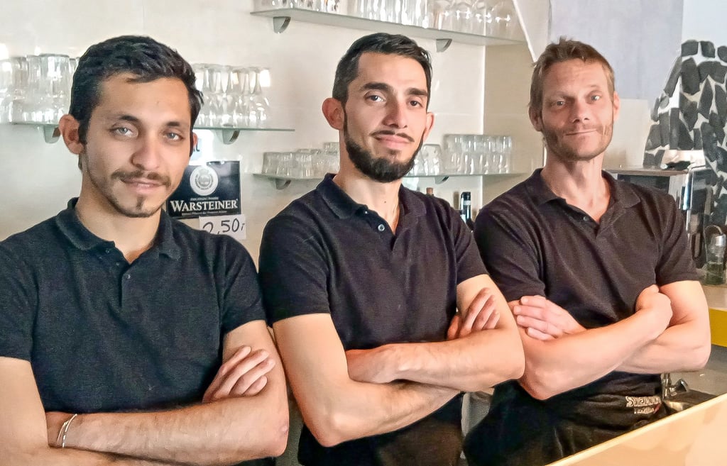 Neustart in der Gaststätte „Zum Lämmchen“ in Badeborn: Bekem Ibrahimi (Mitte) und seine Mitarbeiter Iljaz (r.) und Mathias Grosch.