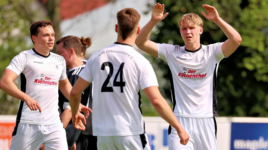 Anton Fink (r.) möchte in der kommenden Woche mit seinen Teamkollegen den Aufstieg feiern.