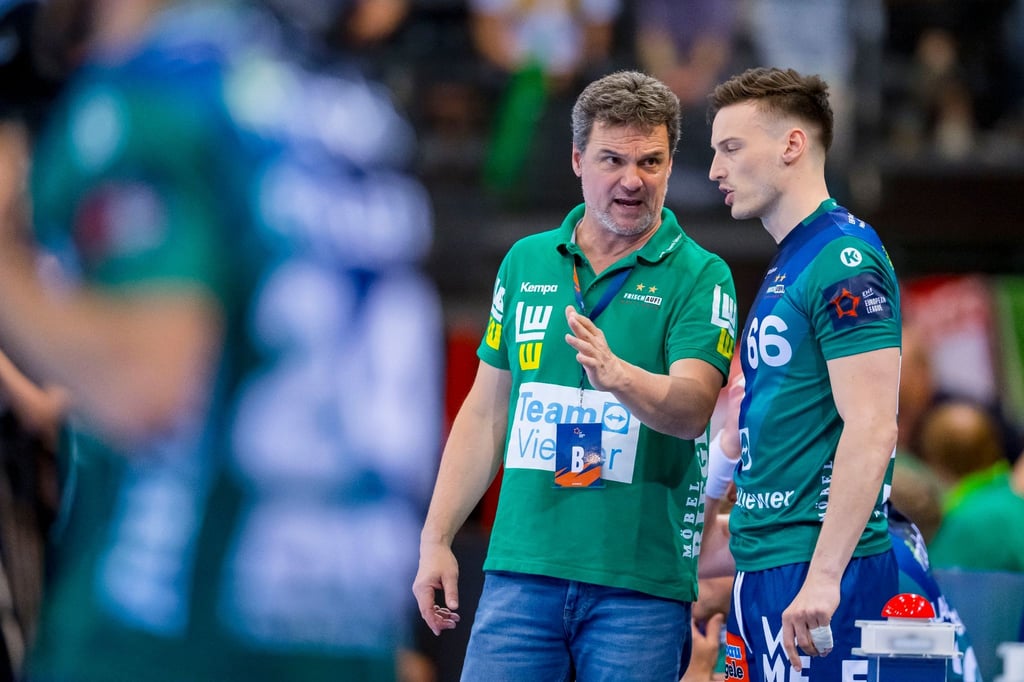 Markus Baur (l), Trainer von Frisch Auf Göppingen, im Gespräch mit Jaka Malus.