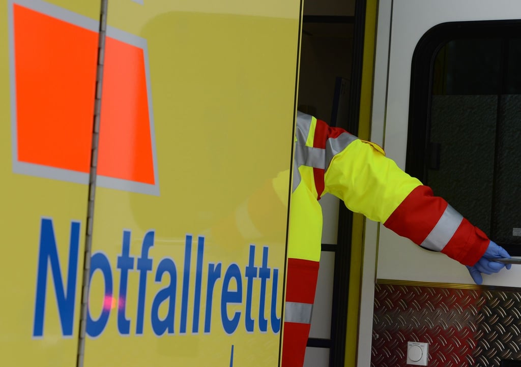 Ein Rettungsassistent steigt in einen Rettungswagen.