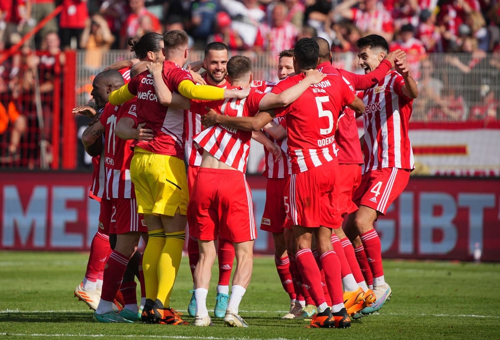 Unions Spieler jubeln nach Spielende.