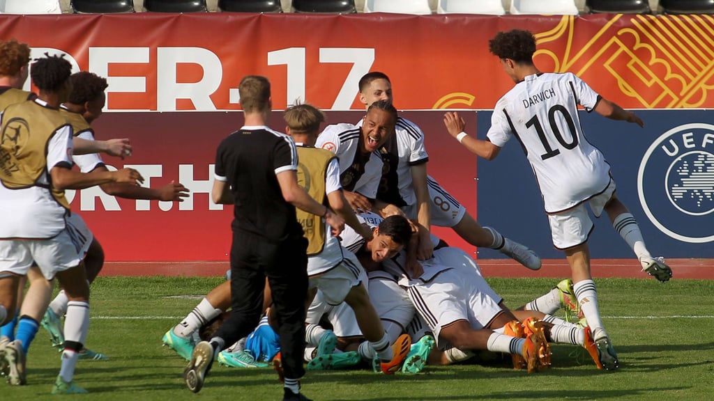 Deutschlands U17 feiert den dramatischen Viertelfinalsieg gegen die Schweiz.