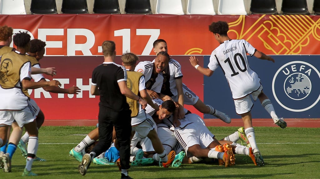Deutschlands U17 feiert den dramatischen Viertelfinalsieg gegen die Schweiz.