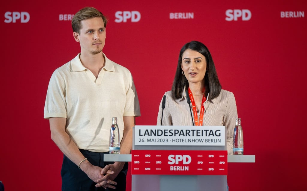Peter Maaß und Sinem Tasan-Funke, Landesvorsitzende der Jusos Berlin, stehen beim Landesparteitag der Berliner SPD auf der Bühne.