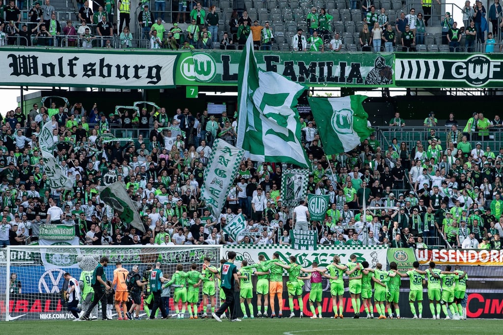 Wolfsburgs Spieler stehen vor ihren Fans.