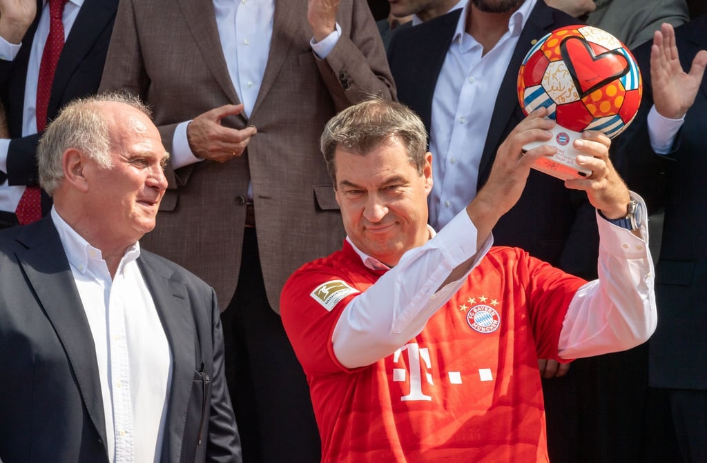 Gratulierte dem FC Bayern zur elften Mesiterschaft in Folge: Bayerns Ministerpräsident Markus Söder (r) mit Ex-Bayern-Chef Uli Hoeness.