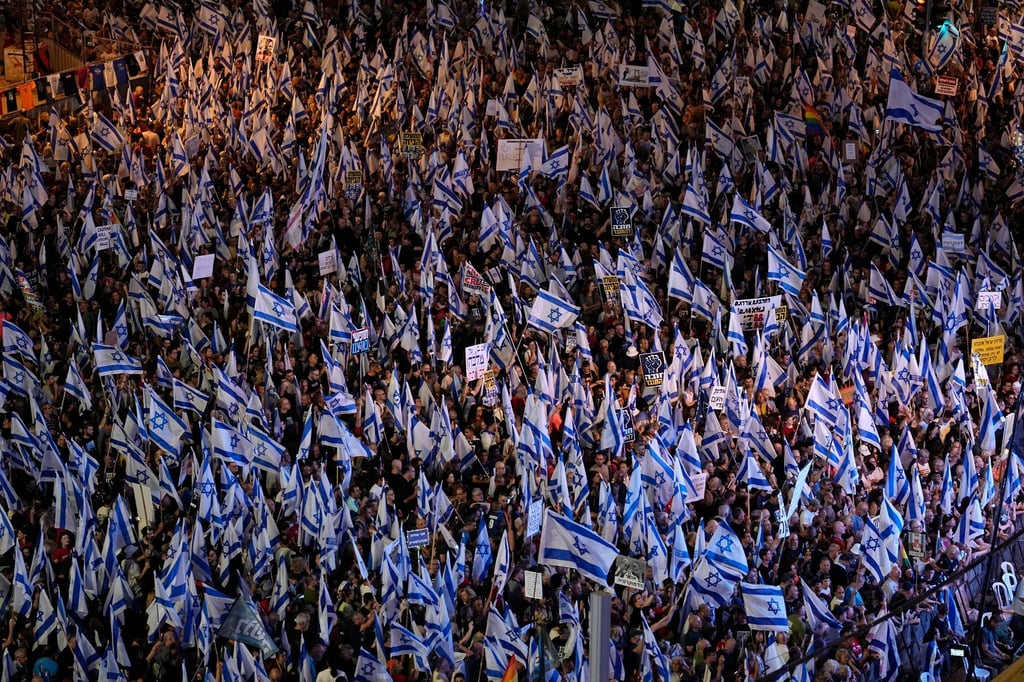Demonstrierende protestieren in Tel Aviv gegen die geplante Justizreform.
