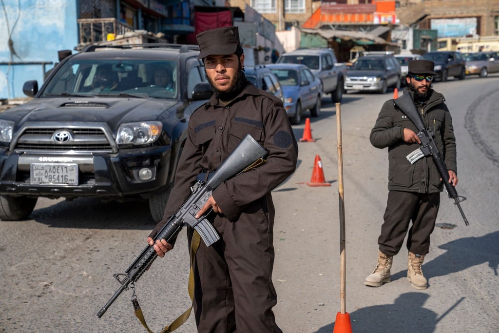 Taliban-Kämpfer stehen Wache in Kabul. (Archivbild)