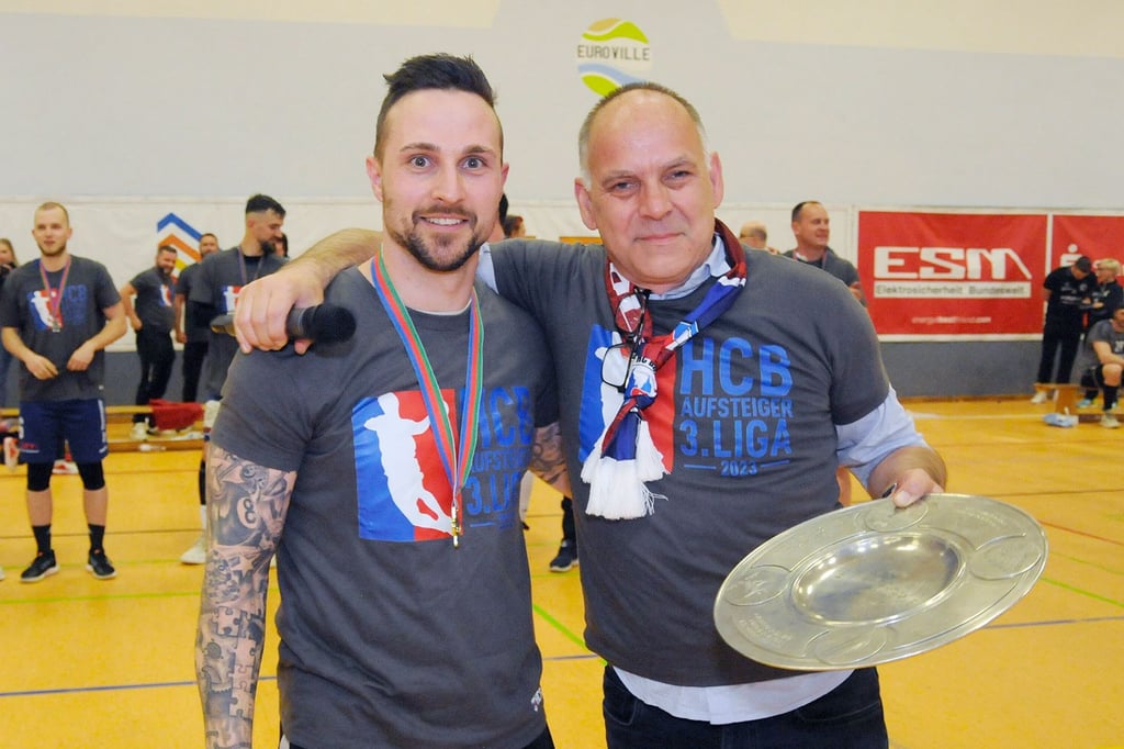 HCB-Präsident Uwe Gering (r.) mit Meisterschale und Kapitän Kenny Dober. Am Männertag hatten die Burgenländer dank eines 32:28-Heimerfolgs gegen den USV Halle im Naumburger „Euroville“ die sofortige Rückkehr in die 3. Liga perfektgemacht.