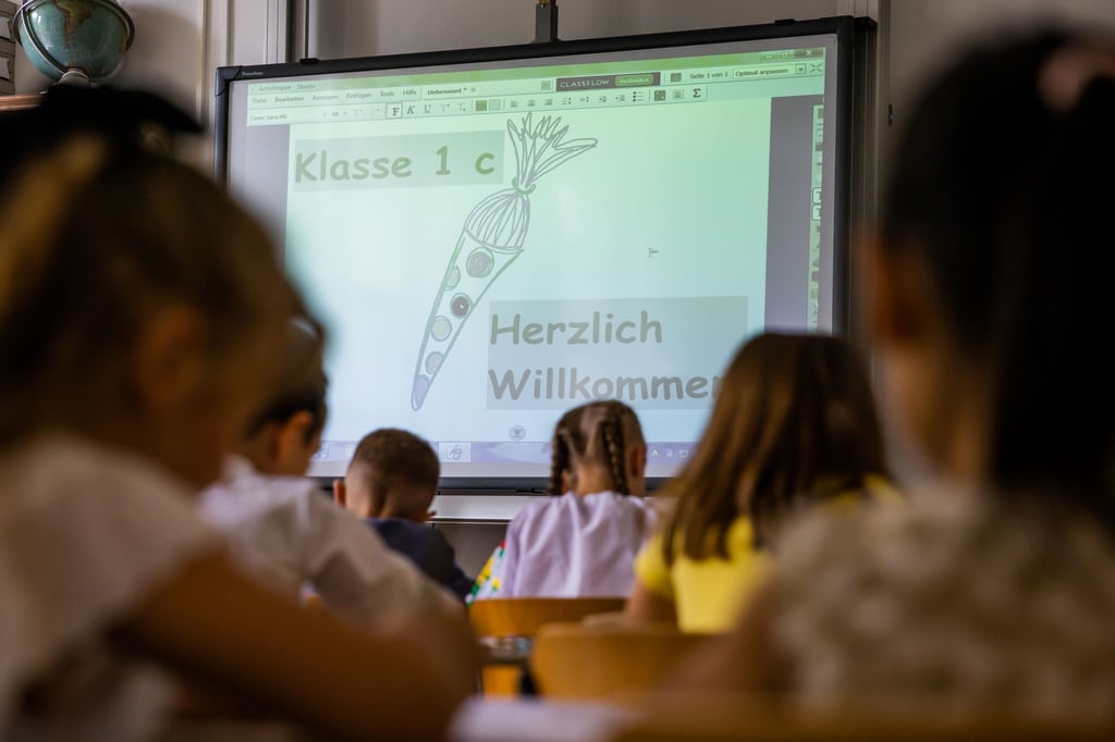 „Klasse 1c. Herzlich Willkommen“ steht bei der Einschulung auf dem Smartboard.