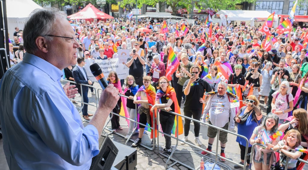 Stephan Weil (SPD), Ministerpräsident von Niedersachsen, spricht beim Christopher Street Day (CSD).