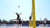 Eric Stadie vom Team „Hauptstadt Beacher e.V/ VC Olympia „ verteidigt den Ball und holt zum Gegenschlag aus.