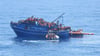 Die Crew der „Geo Barents“ (nicht im Bild) holte mehr als 600 Menschen in einer dreistündigen Aktion an Bord - darunter viele Minderjährige.