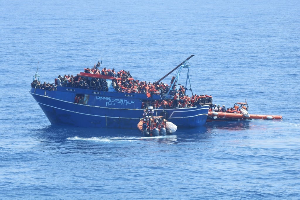 Die Crew der „Geo Barents“ (nicht im Bild) holte mehr als 600 Menschen in einer dreistündigen Aktion an Bord - darunter viele Minderjährige.