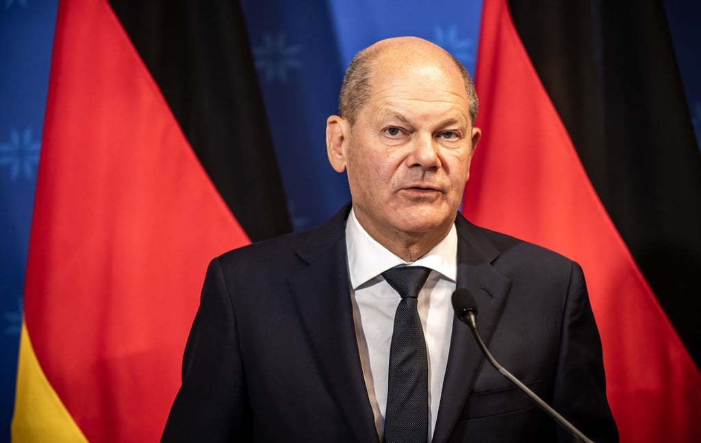 Bundeskanzler Olaf Scholz nimmt an der Pressekonferenz nach dem Treffen mit den Regierungschefs der baltischen Staaten teil.