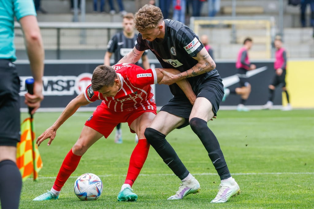 Freiburgs Yannik Engelhardt (l) im Duell mit Elversbergs Nick Woltemade.
