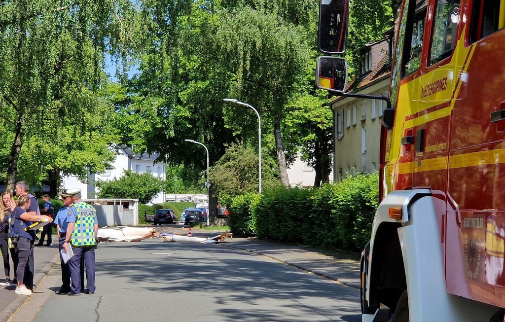 Trümmer liegen auf der Straße nach dem Absturz eines Segelflugzeugs im Stadtgebiet von Wetzlar.