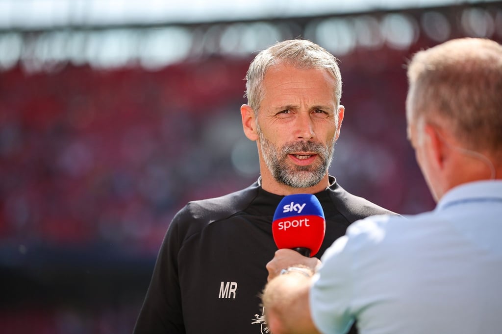 Leipzigs Trainer Marco Rose gibt vor dem Spiel dem Sender Sky sport ein Interview im Stadion.
