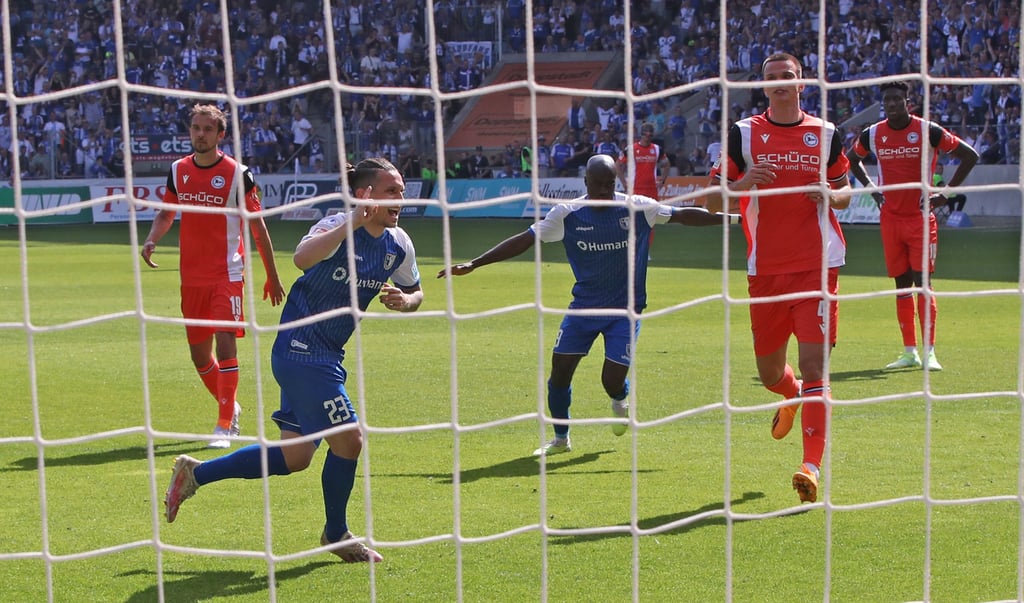 Trifft hier vom Elfmeterpunkt für den 1. FC Magdeburg: Vizekapitän Baris Atik.