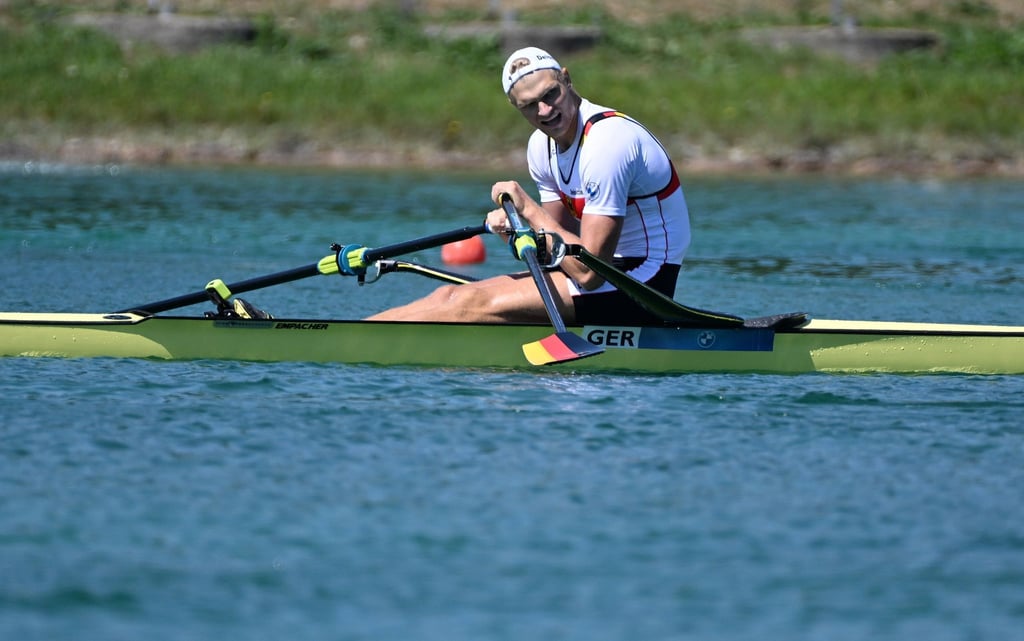 Oliver Zeidler sitzt nach dem Rennen enttäuscht im Boot.
