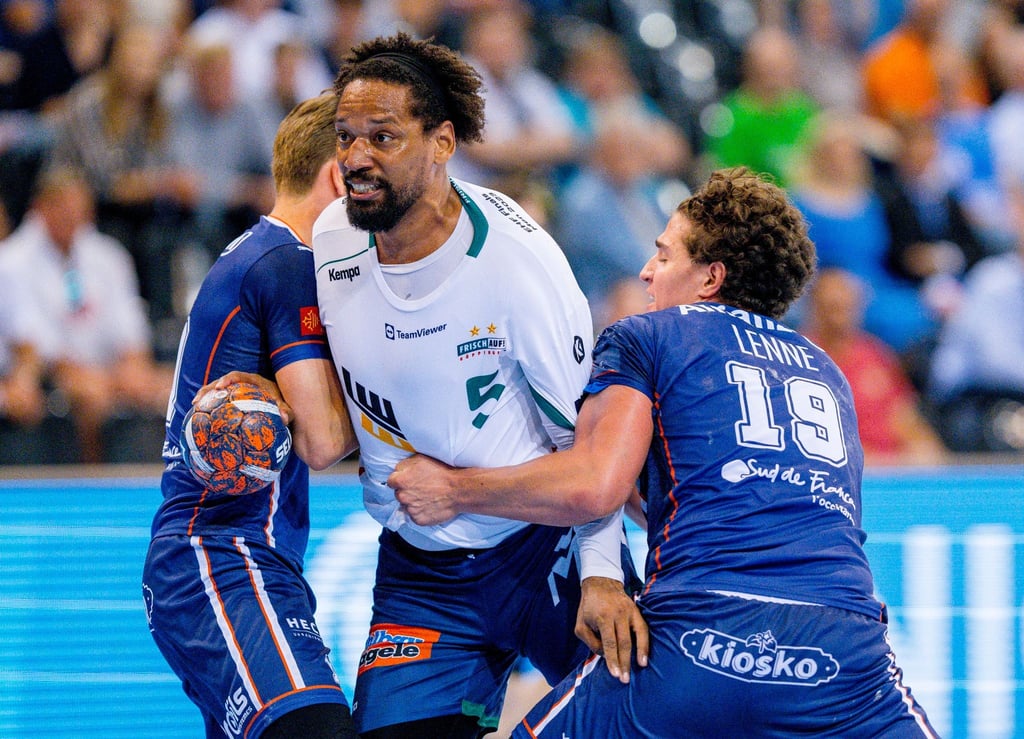 Gilberto Duarte Brito (M) von Frisch Auf Göppingen versucht sich gegen Lucas Pellas (l) und Arthur Lenne von Montpellier HB durchzusetzen.