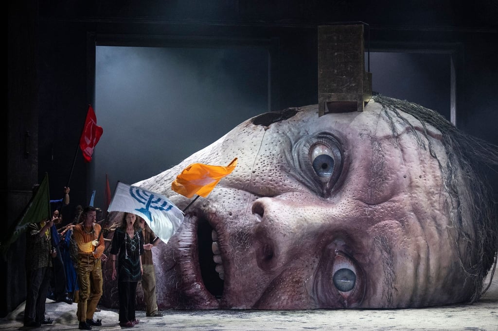 Schauspieler singen auf der Bühne während der Probe.