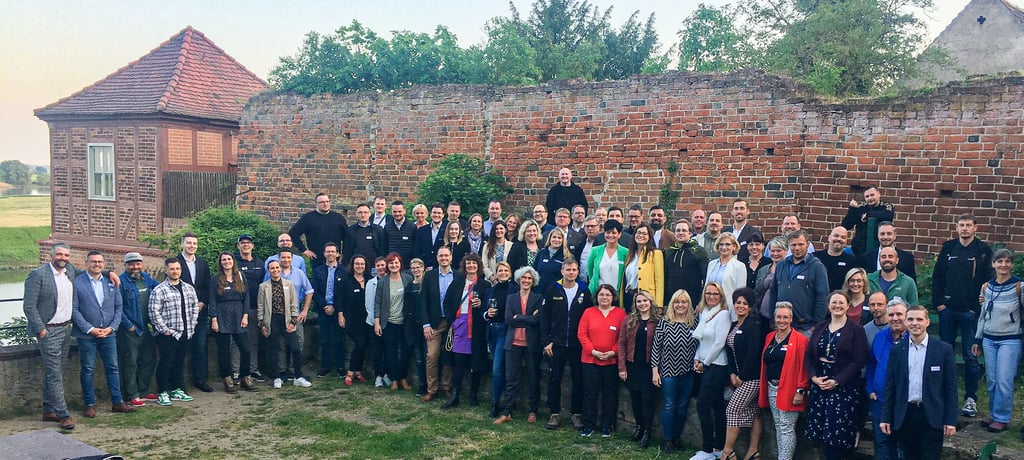 Länderübergreifendes Treffen von Wirtschaftsjunioren in Tangermünde mit Elbblick: Etwa 80 junge Unternehmer und Führungskräfte aus Brandenburg, dem Havelland und Jerichower Land sowie aus der Altmark waren auf der Terrasse von "Schulzens Hotel & Brauerei" versammelt, um Kontakte zu knüpfen.