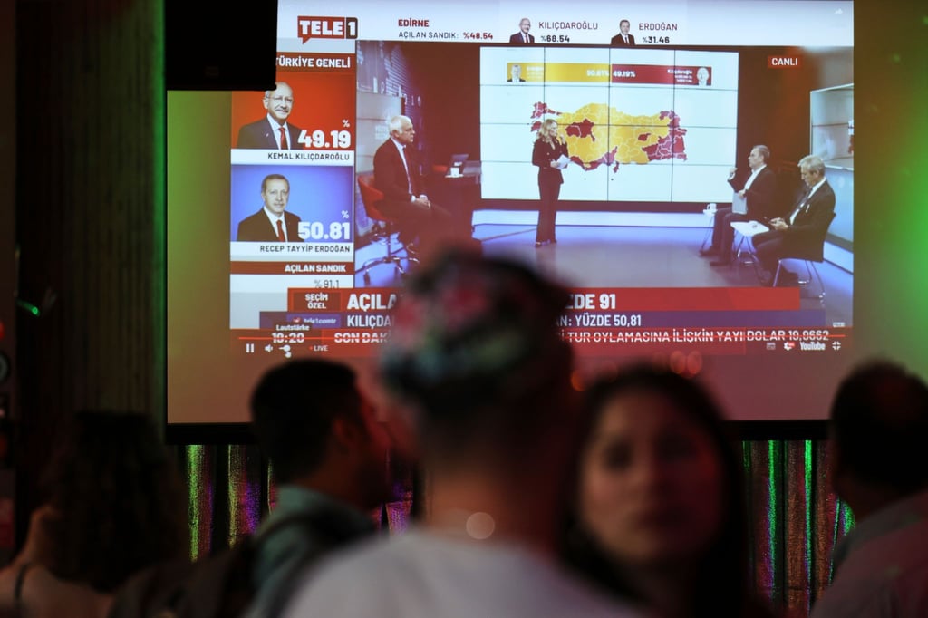 Türkinnen und Türken in Berlin verfolgen die Ergebnisse der Stichwahl in der Türkei.