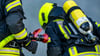 Feuerwehrleute bereiten einen Löschangriff vor.
