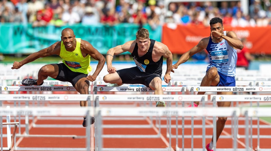 Olympiasieger Damian Warner (l) aus Kanada musste sich seinem Landsmann Pierce Lepage (r) in Götzis beim Zehnkampf geschlagen geben.